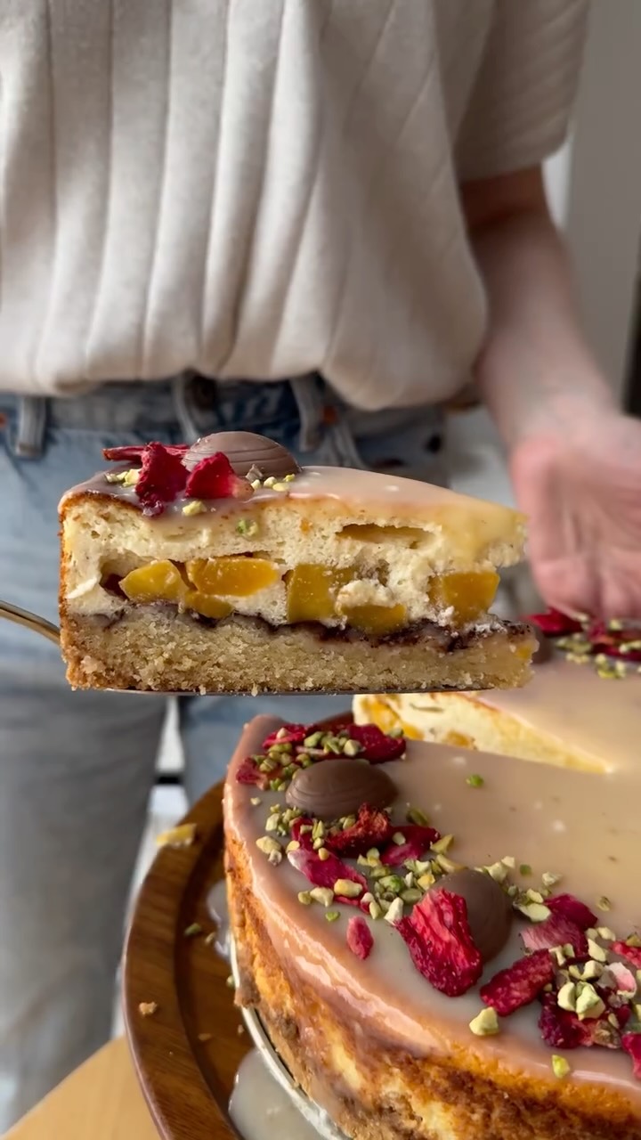 Lubicie serniki? Ten jest naprawdę wyjątkowy 🤎 owoce możecie dodać dowolne - ja kocham z brzoskwiniami ze słoika, cóż poradzę 🤭Spód:
• 250 g mąki
• 1 łyżeczka proszku do pieczenia
• 75 g cukru
• 1 jajko
• 150 g masłaUgniatamy ciasto. Wykładamy nim tortownicę.Ciasto posypujemy ciemnym kakao. Następnie pokrojonymi w kostkę brzoskwiniami ze słoika.Składniki na masę:
• 500 g sera sernikowego
• 3 jajka
• 150 g cukru
• pół opakowani budyniu waniliowego bez cukru
• pół łyżeczki wanilii - ja użyłam wanilii burbońskiej z @helpa.czarymamy
• 50 g lekko palonego masłaZoltka ucieramy z cukrem i wanilią na puch. Następnie dodajemy ser, budyń, masło. Dokładnie ucieramy. Na koniec dodajemy ubite na pianę białka, mieszamy delikatnie szpatułką. Masę wlewamy na ciasto. Pieczemy ok 55 minut w 180 stopniach.Upieczone i wystudzone ciasto polewamy roztopioną białą czekoladą lub dowolną polewą. Ja udekorowałam ciasto liofilizowanymi truskawkami też z @helpa.czarymamy 🤎Smacznego, lecę szykować kolejne cuda 🤎🤭
[prezent] #sernikzbrzoskwiniami #sernikwielkanocny #easterrecipes