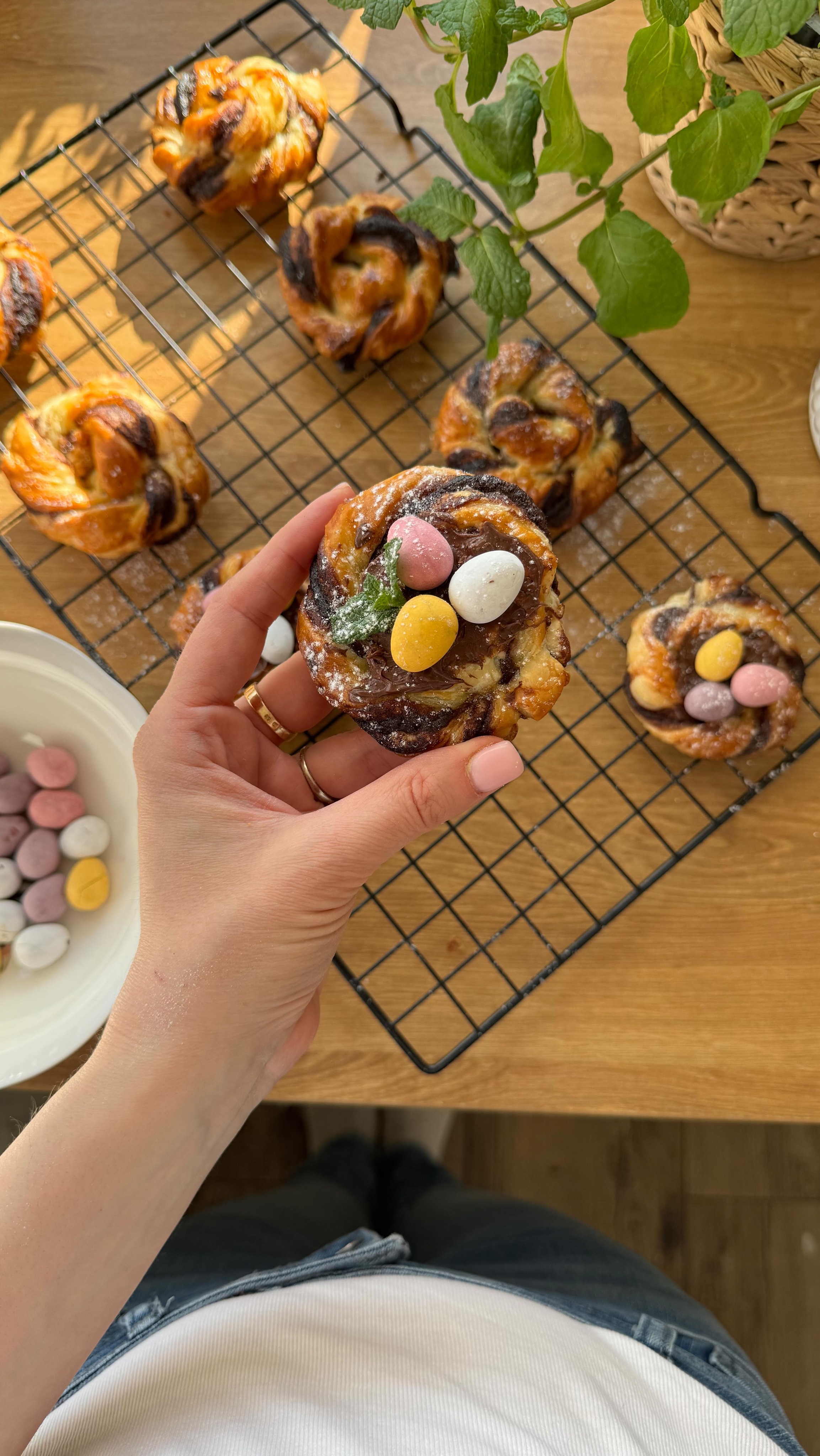 Są takie przepisy, które sprawdzą się zawsze - i takie są gniazdka z ciasta francuskiego.Banalne do zrobienia, a na stole prezentują się naprawdę uroczo! 🥹🤎Ciasto francuskie, dobrze schłodzone, posmaruj w połowie czekoladą, a następnie przykryj nieposmarowaną częścią.Ciasto pokrój na paski, mi wyszło 9. Każdy skręć, a następnie zwiń, jak na filmie.Posmaruj rozkloconym jajkiem, piecz ok 15 minut w 200 stopniach z termoobiegiem lub 220 w opcji góra-dół.Na gotowe nałóż pół łyżeczki kremu czekoladowego, jajeczka cukrowe i posyp cukrem pudrem, ja dodałam liście mięty 🤎🤭🥹Smacznego 🤎 dajcie znać, co przygotowujcie na Wielkanoc! 🐣#easterrecipes #ciastowielkanocne #ciastofrancuskie #przepiswielkanocny