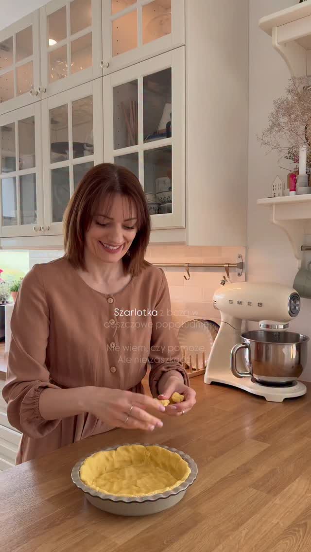 Dawno nie wyszła mi taka ogromna beza 🤭 ale fakt jest taki, że dziś po 5 dniowej awarii na wodociągach, wróciła zdatna do użycia woda w kranach 😍 i z okazji nadmiaru luksusu, upiekłam szarlotkę - zwyczajne ciasto kruche, jabłka i beza. Co prawda skonczyl mi sie cynamon, ale w torebce znalazłam cukier cynamonowy ze stacji benzynowej 😅 i wyszło :))🤎 Ciasto kruche:
1. Wyrabiamy ciasto: 250 g mąki pszennej, 3 zoltka, 3 łyżki cukru pudru, 125 g masła. Ciastem wykładamy dno formy, pieczemy 20 minut w 180 stopniach.
2. Ciasto się piecze, robimy nadzienie. Ja pokroiłam 4 jabłka - zrobiłam dużą kostkę, ale mała jest lepsza :) doprawiamy cukrem waniliowym i cynamonem. A pod koniec pieczenia robimy beze.
3. 3 białka ubijamy na sztywno ze szczyptą soli, a następnie łyżka po łyżce, stopniowo, dodajemy 180 g cukru.
4. Podpieczmy spód wyjmujemy, nakładamy jabłka oraz beze. Pieczemy jeszcze 25 minut.Tak, mi się trochę rozwaliła na filmie, bo kroiłam ciepłą - ale niczego nie żałuję. Pyszna była 😉🤭🤎#szarlotkazbeza #ciastozbeza • beza • szarlotka z bezą